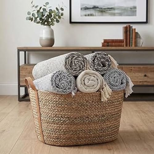 Cesta de mantas na sala: decoracao e praticidade ao mesmo tempo