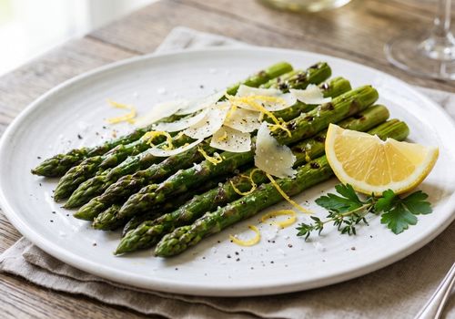 Aspargos grelhados com raspas de limão siciliano e lascas de parmesão feitos na air fryer