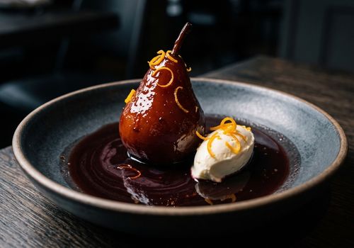 Peras assadas com calda de vinho tinto e mel servidas com mascarpone feitas na air fryer