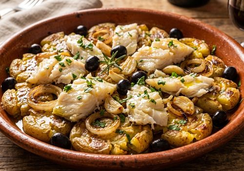 Bacalhau à lagareiro com batatas a murro, cebola caramelizada e azeitonas pretas feito na air fryer